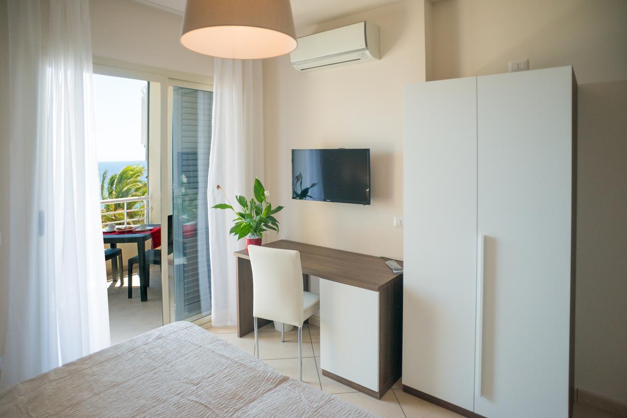 Riva Del Sol Bed and Breakfast Santa Teresa Di Riva Εξωτερικό φωτογραφία