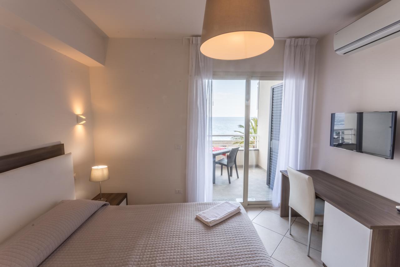 Riva Del Sol Bed and Breakfast Santa Teresa Di Riva Εξωτερικό φωτογραφία